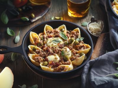 Image de l'article: Conchiglionis farcis au veau, scamorza & olives vertes : la recette conviviale à l’italienne